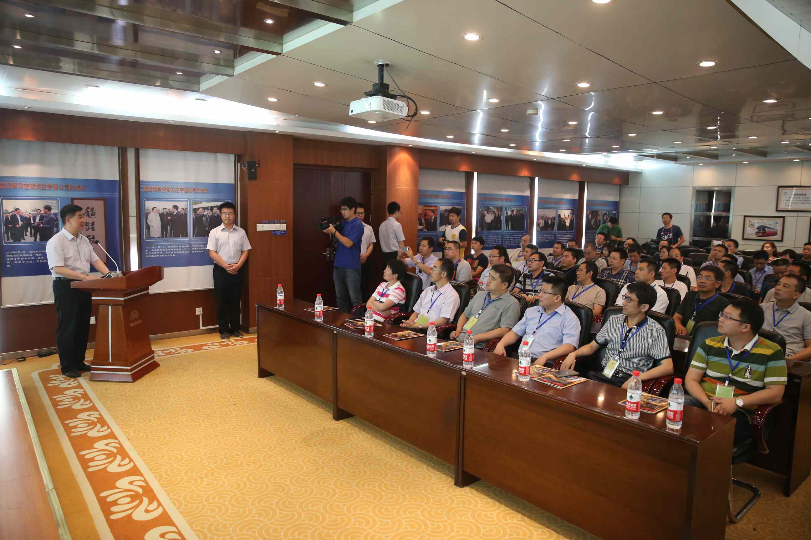 �С����ᡱ��֯��ҵ�μӵ�ʮ�Ž조��ͨ��Ὺ���ա��